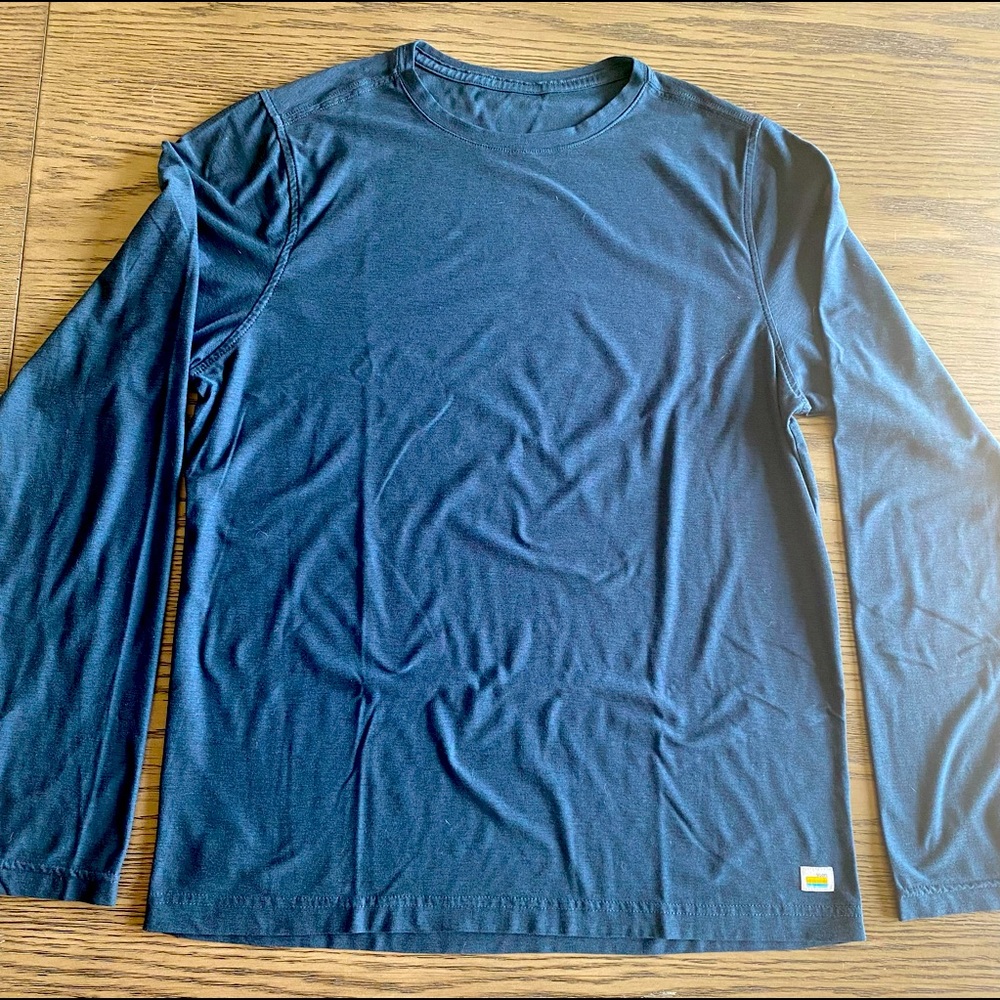 Mens Size small Vuori Long -Sleeve Strato tech Tee / color Navy Heather
